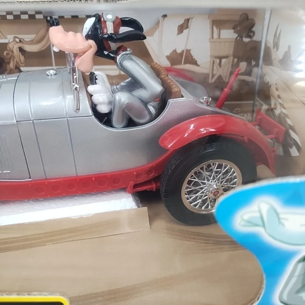 Bburago 1:18 Scale Diecast Goofy Disney Mercedes Benz SSKL Burago Silver Red